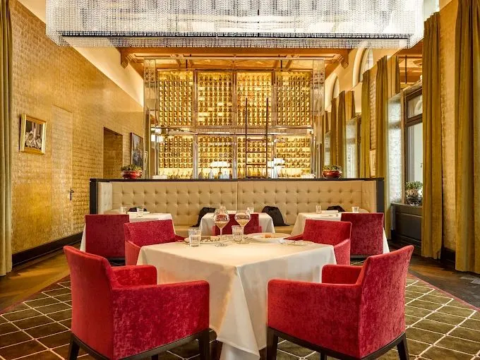 Elegant table setting at The Restaurant, Zurich – car hire by comforttransfer